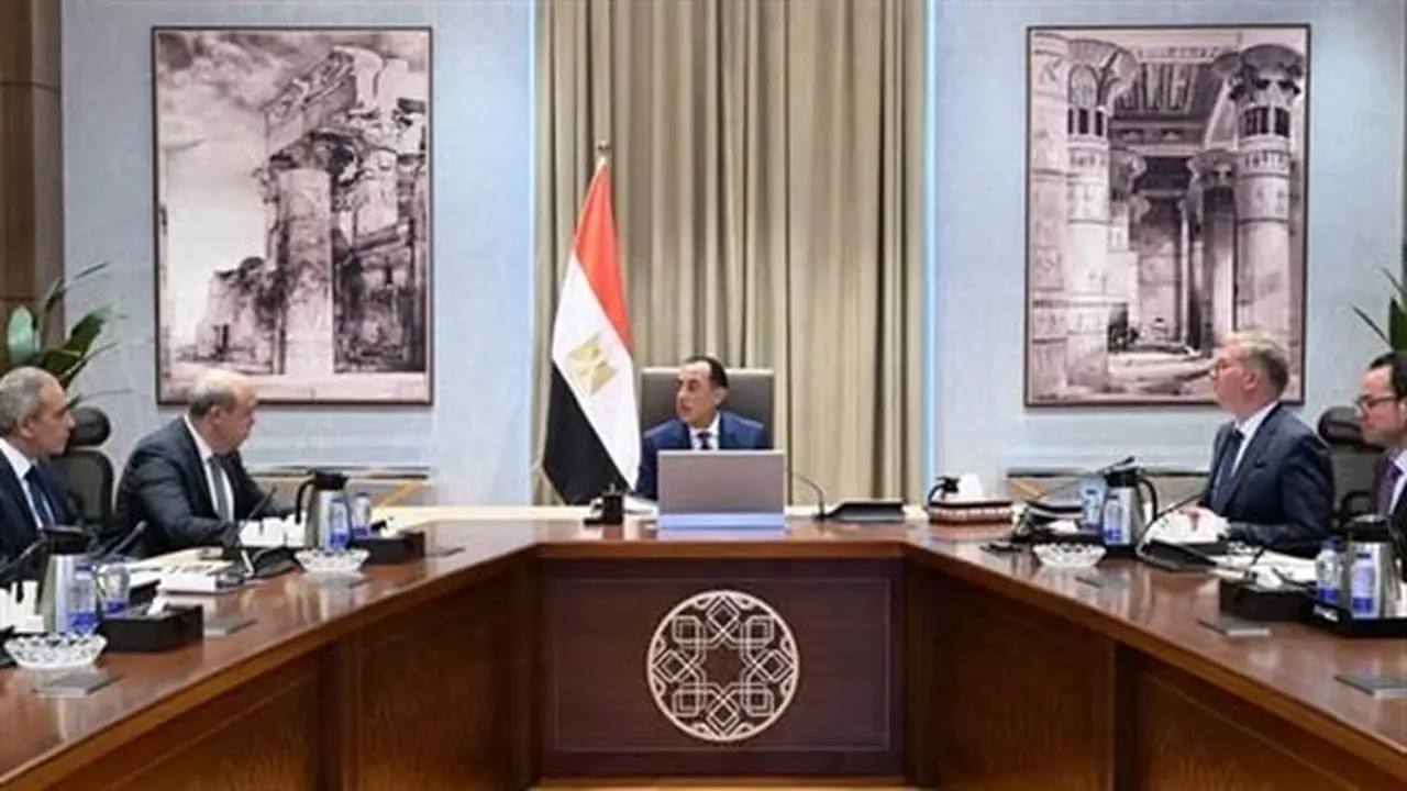 رئيس الوزراء يستعرض ملفات التعاون بين وزارتي الطيران والبترول