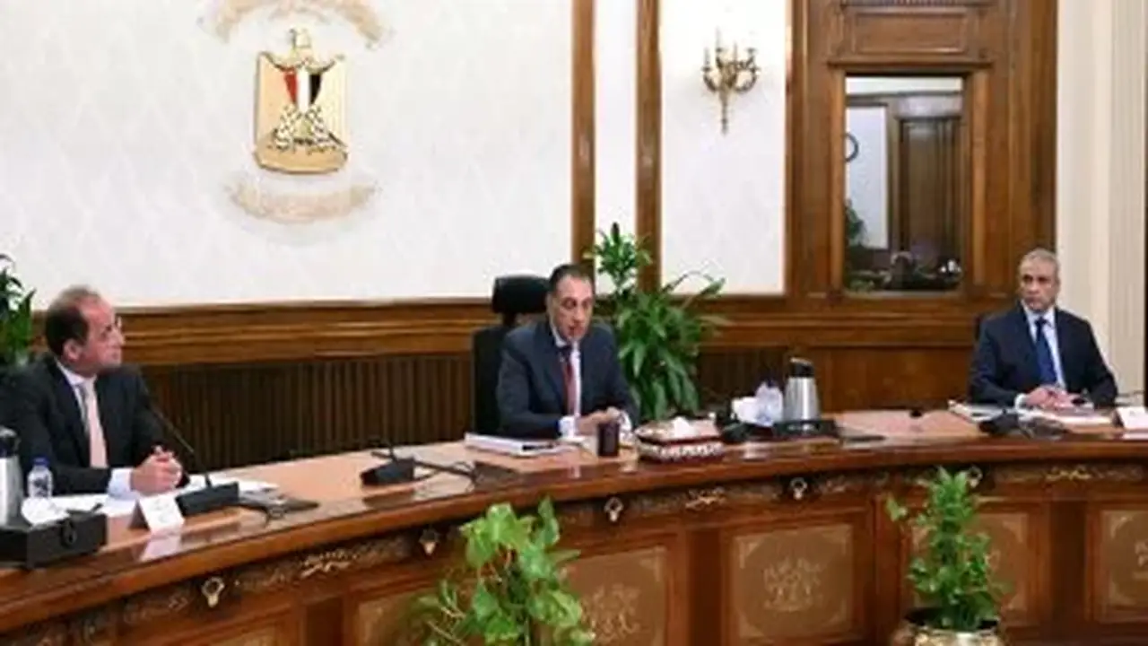 رئيس الوزراء يتابع مستجدات مشروعات الطاقة الجديدة والمتجددة