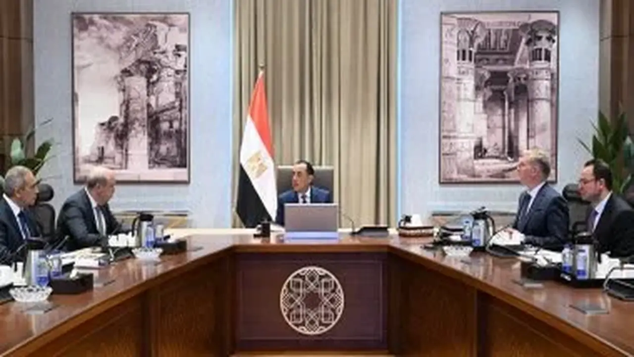 رئيس الوزراء يناقش التعاون بين وزارتي الطيران المدني والبترول