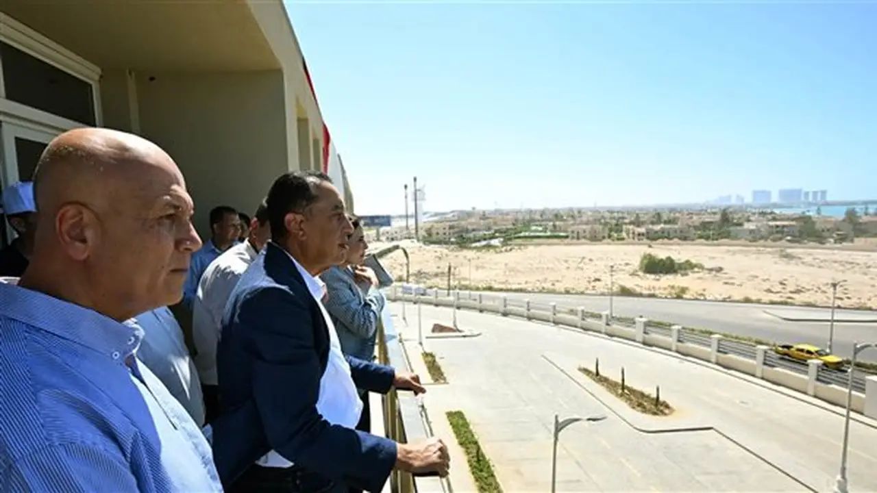 رئيس الوزراء يتفقد سير العمل في مشروع “مارينا 8” بقرية مارينا السياحية