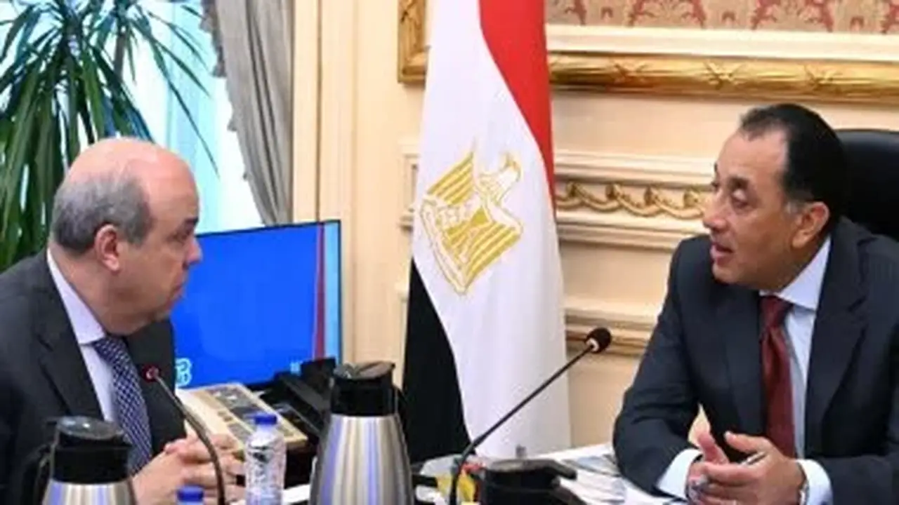 رئيس الوزراء يستعرض تقدم مشروع مبنى الركاب (4) بمطار القاهرة الدولي