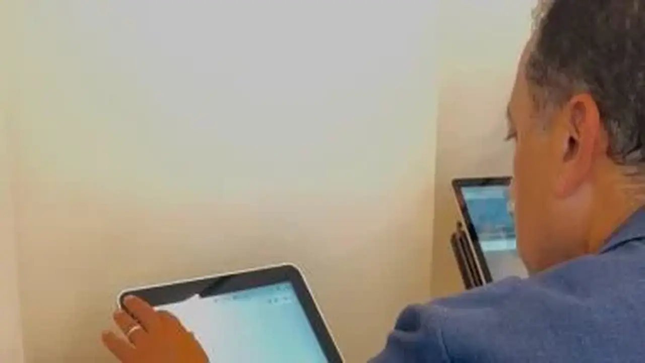 رئيس الوزراء يستعرض خدمات المركز التكنولوجي في مدينة العلمين الجديدة