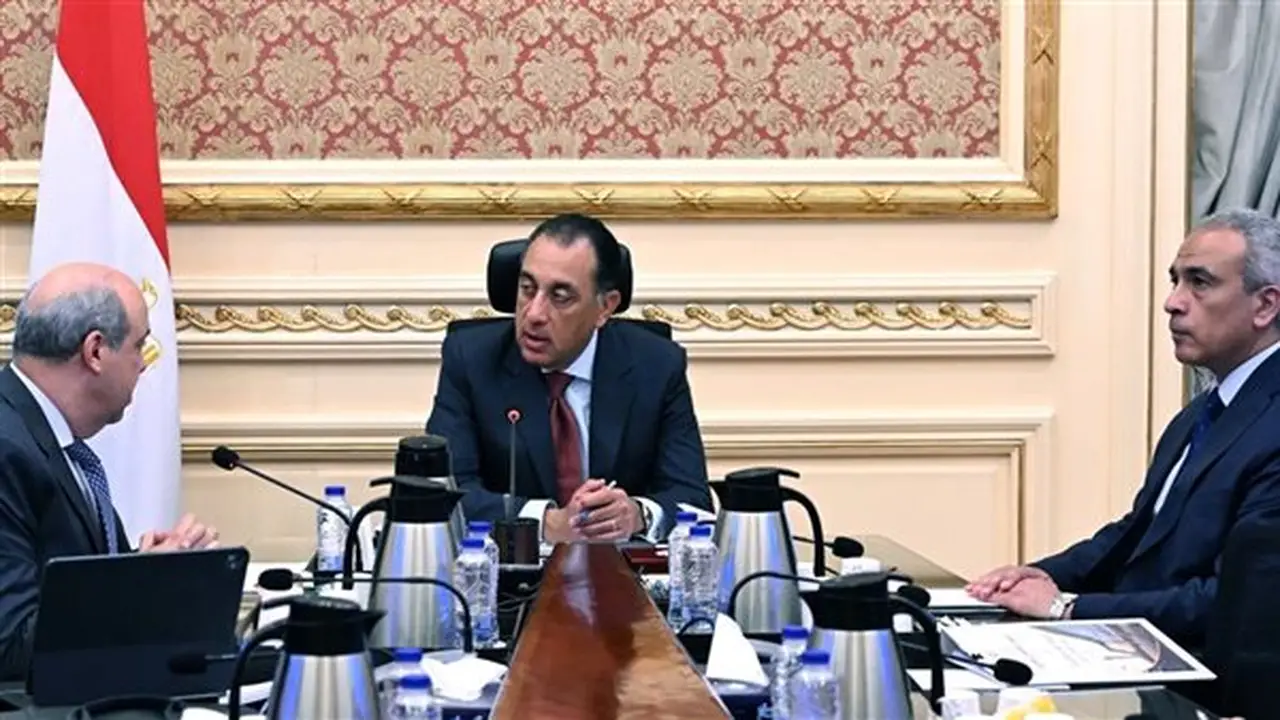 رئيس الوزراء يستعرض تقدم مشروع مبنى الركاب رقم (4) في مطار القاهرة الدولي