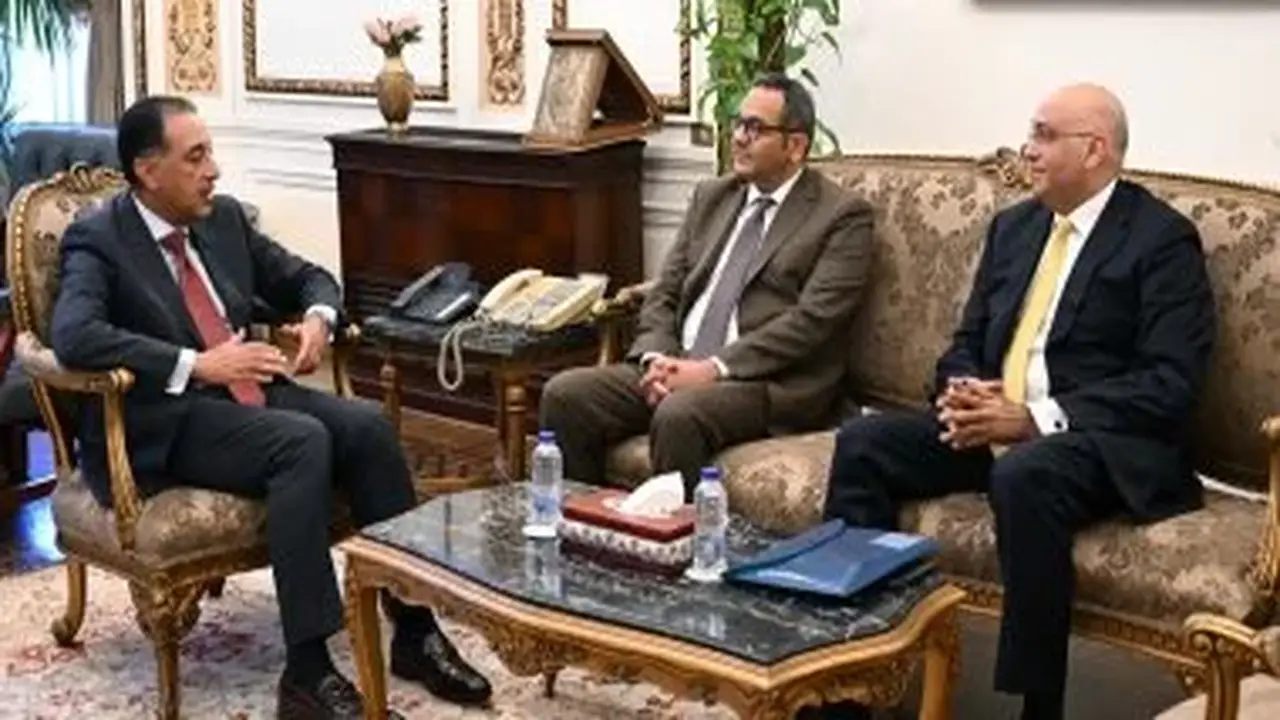 استقبال رئيس الوزراء للرئيسين الجديد والسابق لجهاز تنمية المشروعات الصغيرة والمتوسطة