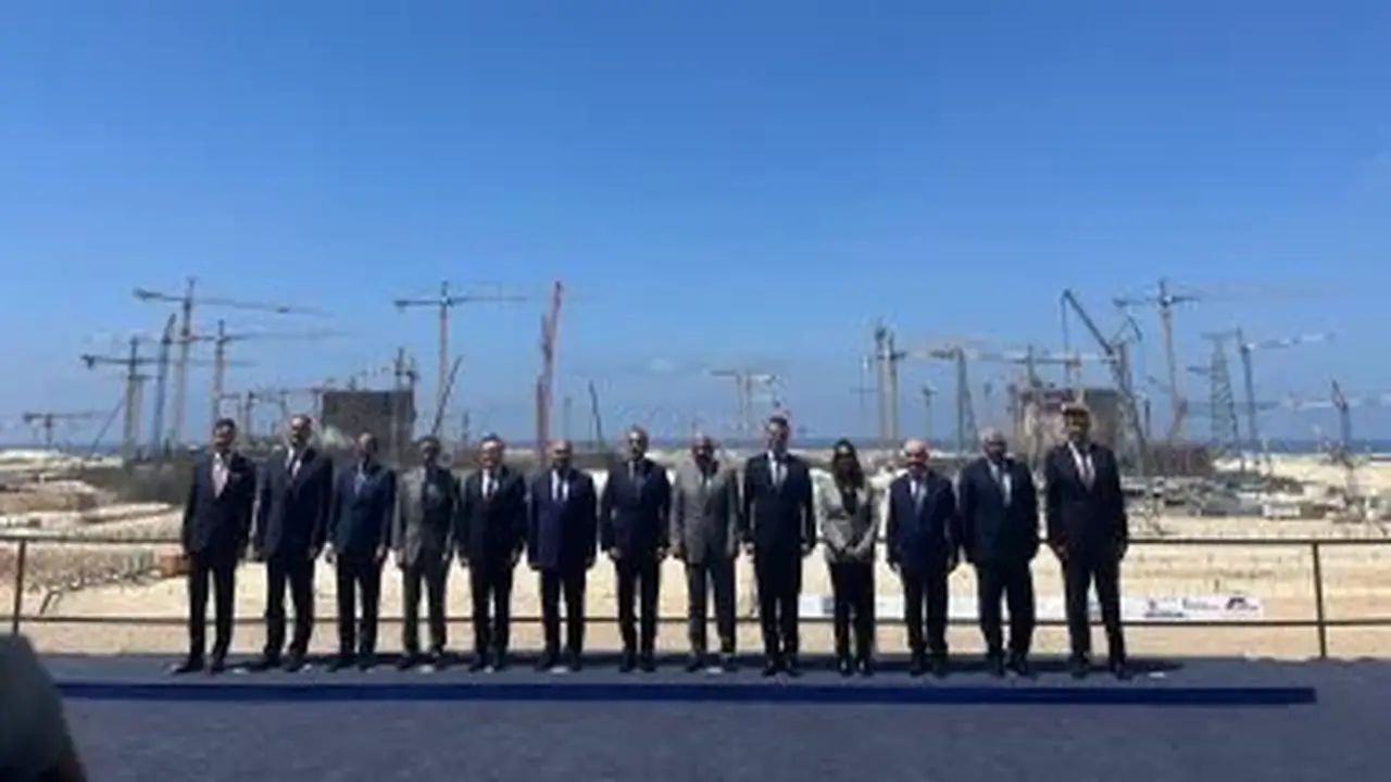 رئيس الوزراء مدبولي يلتقط صورة تذكارية بعد تركيب وعاء ضغط المفاعل في محطة الضبعة النووية