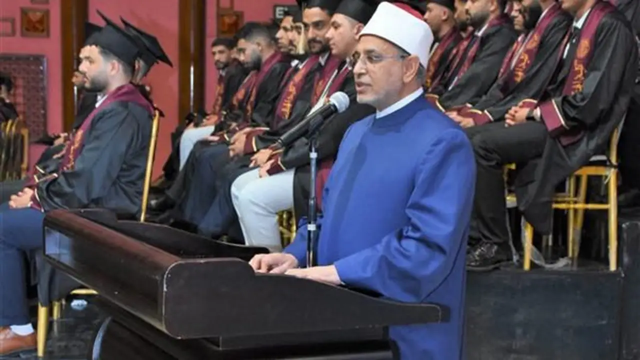 رئيس جامعة الأزهر يشارك في حفل تخرج طلاب كلية الهندسة بقنا