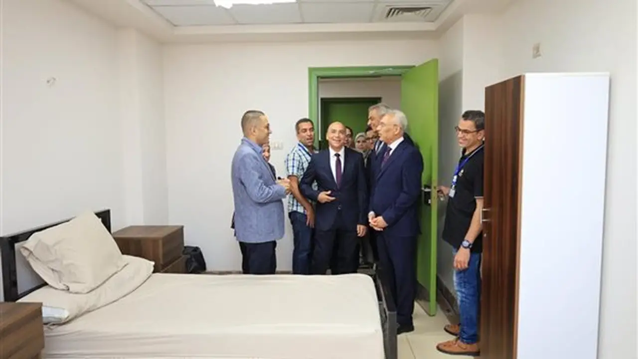 رئيس جامعة المنيا يفتتح السكن الفندقي للأطباء في المدينة الطبية