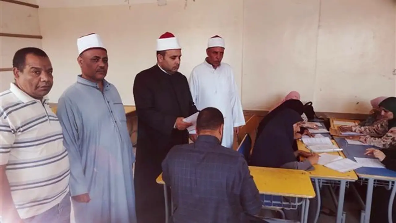 رئيس منطقة المنيا الأزهرية يتفقد بدء أعمال تصحيح الشهادة الثانوية