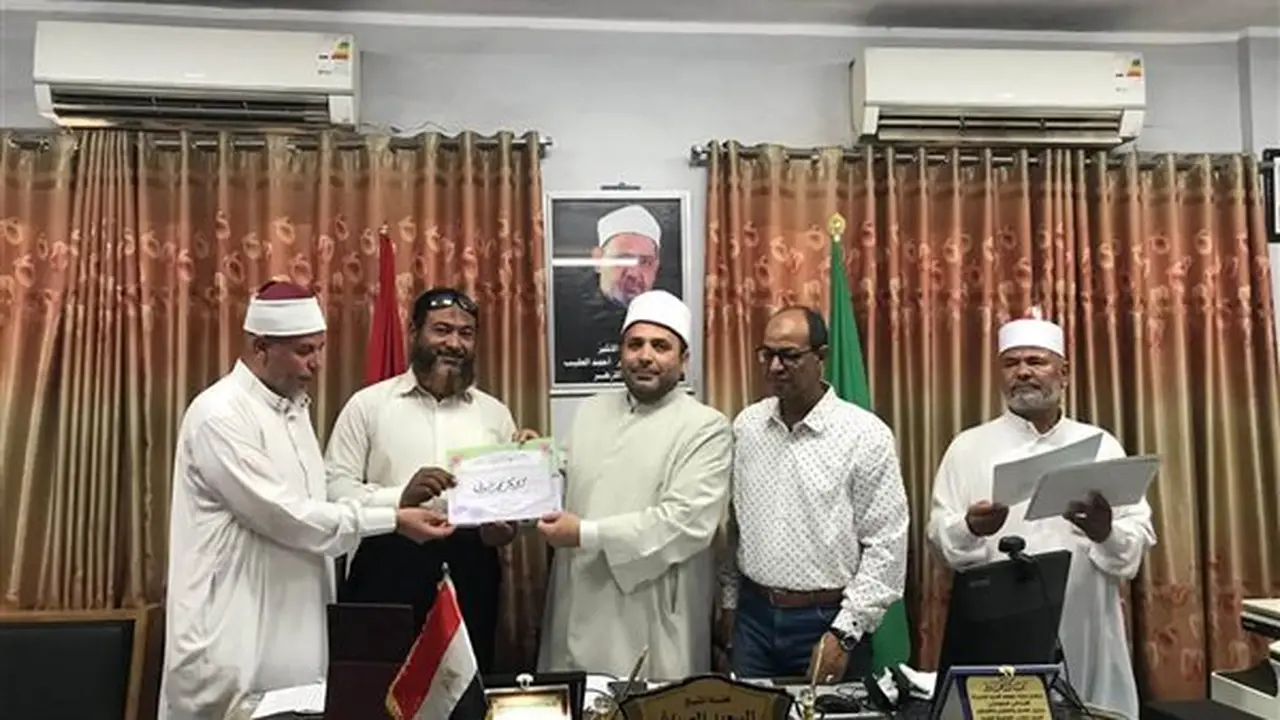 تكريم رئيس منطقة المنيا الأزهرية لأعضاء مراكز تصحيح الشهادة الثانوية