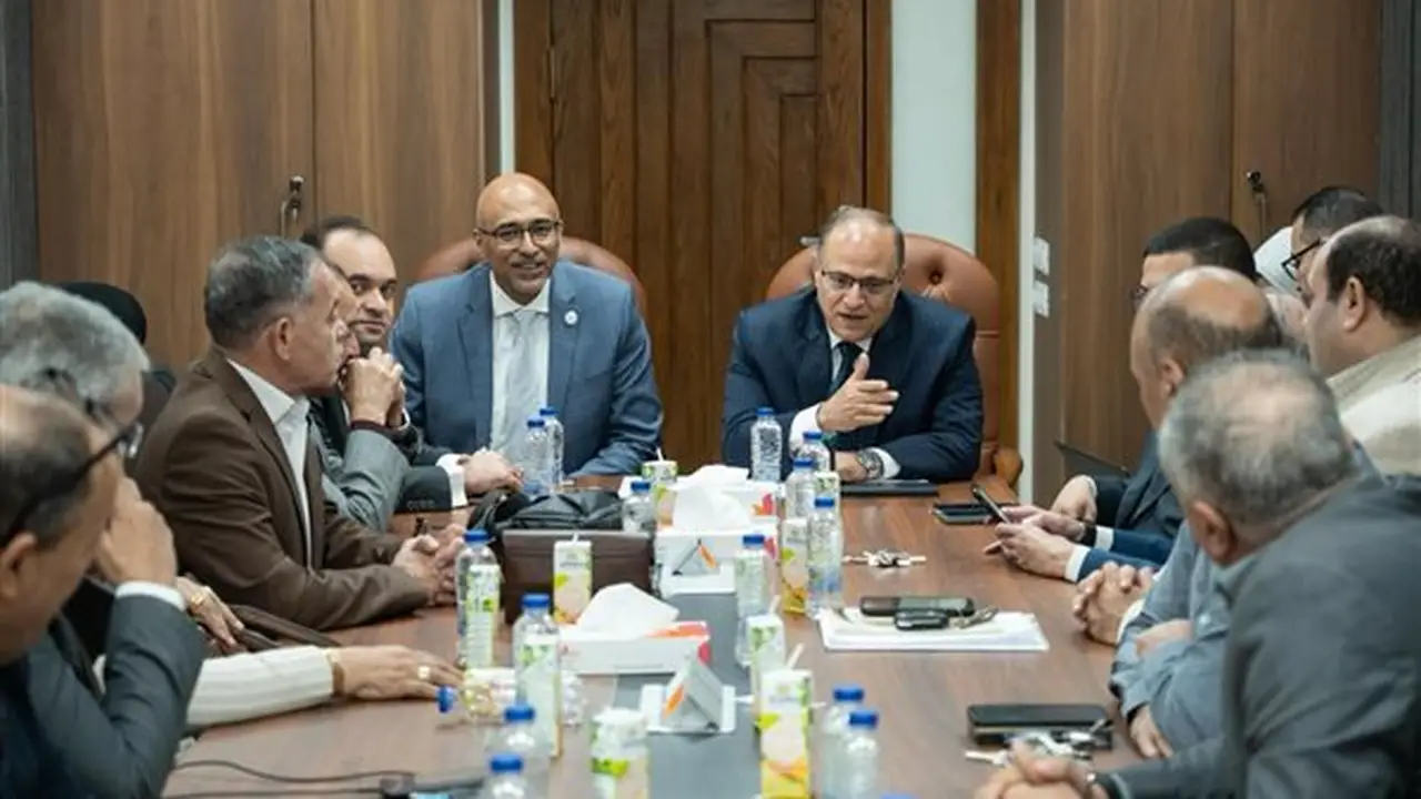 اجتماع رئيس هيئة الدواء المصرية مع ممثلي نقابات الصيادلة لتعزيز استقرار سوق الدواء