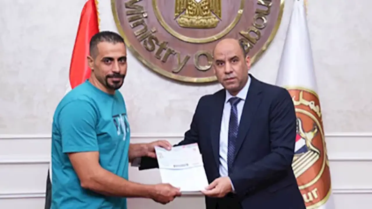 وزير العمل يسلم عقود وظائف جديدة للشباب بعد مراجعتها شخصيًا