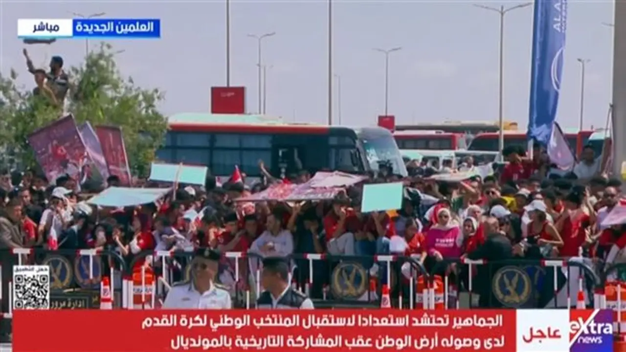 الجماهير المصرية تحت الشمس الحارقة في انتظار وصول المنتخب الوطني