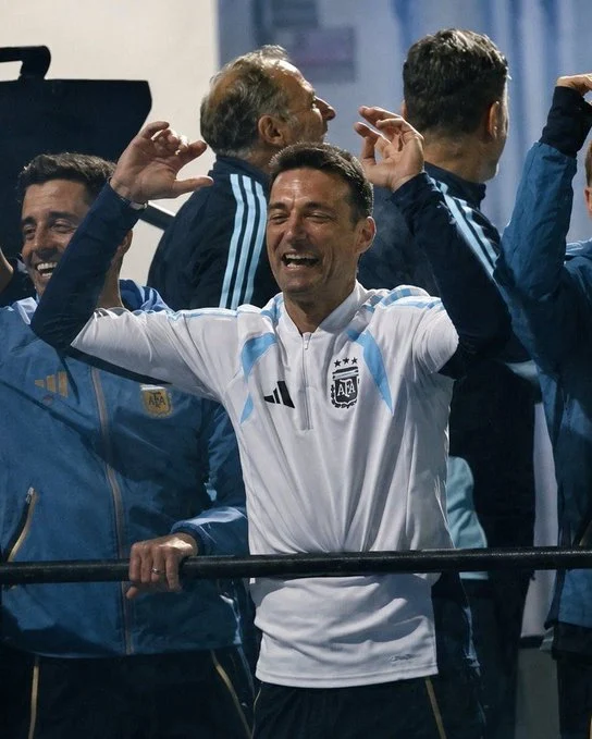 استقبال جماهيري كبير للمنتخب الأرجنتيني (1) استقبال جماهيري كبير للمنتخب الأرجنتيني (1)
