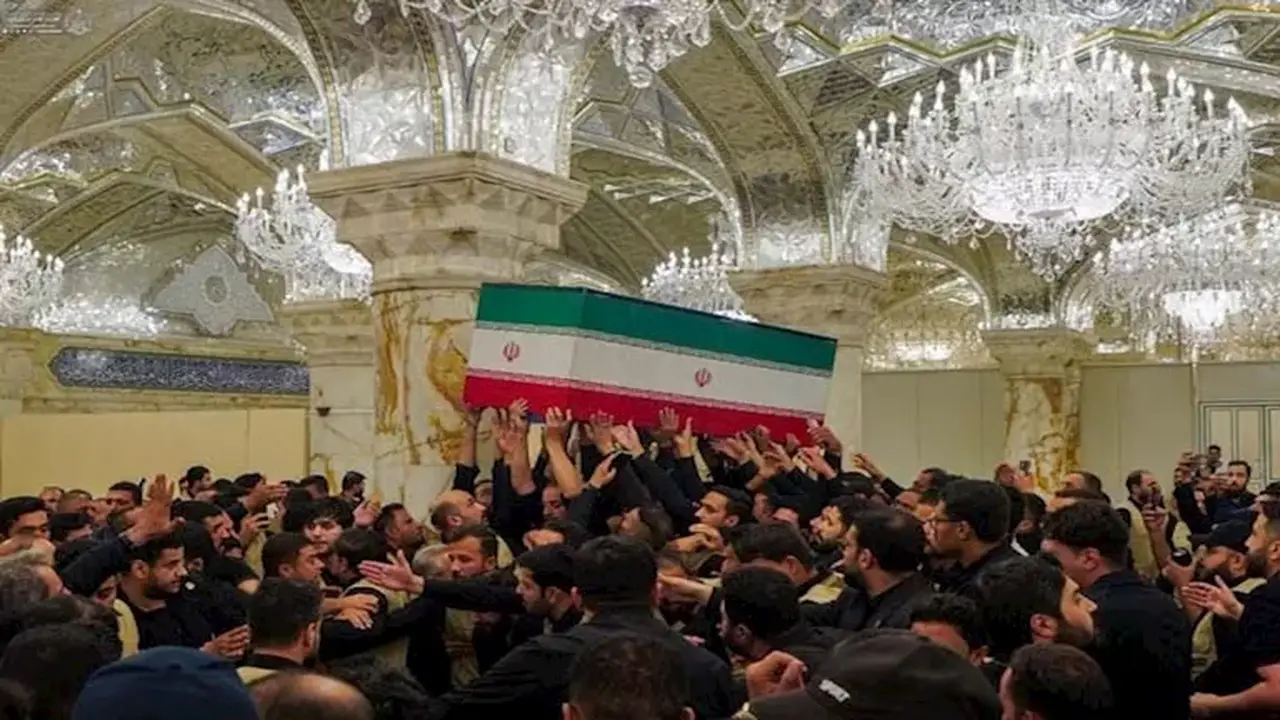 حشود مليونية تودع علي خامنئي في النجف الأشرف وسط هتافات الثأر – صور