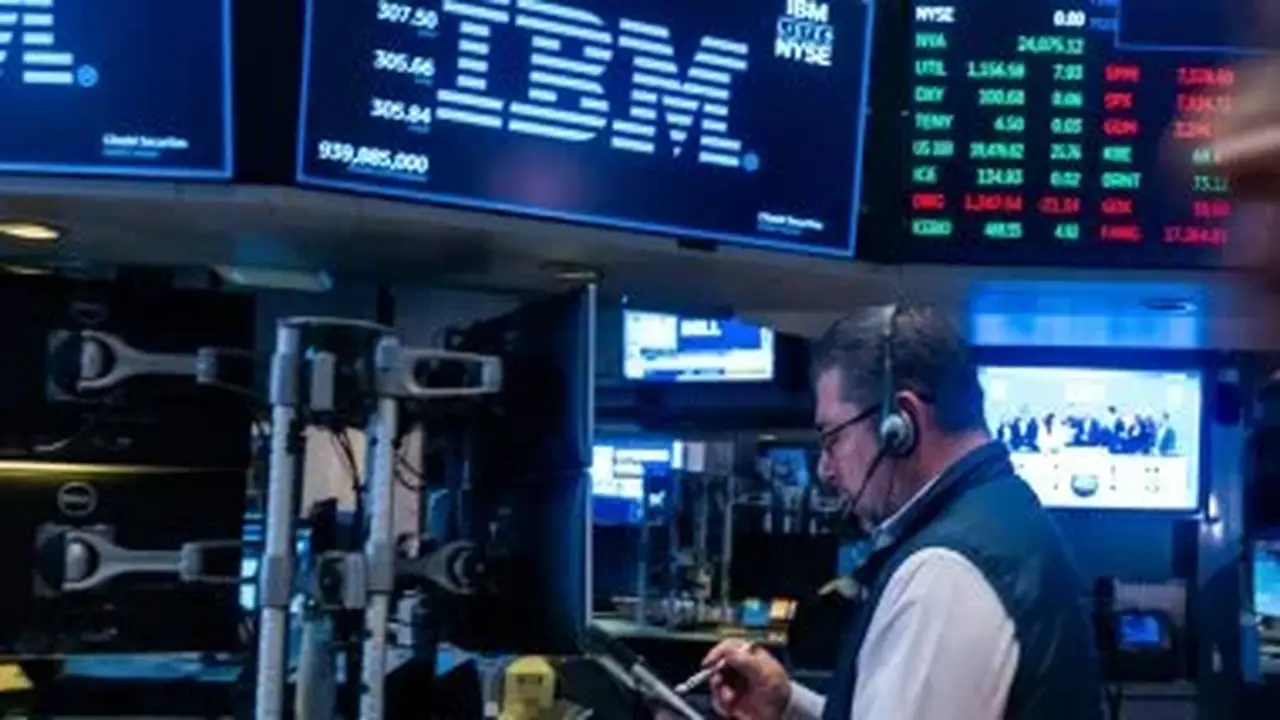 سهم IBM يتراجع 25% في أسوأ يوم تداول منذ 1987 بسبب تحذيرات الأرباح