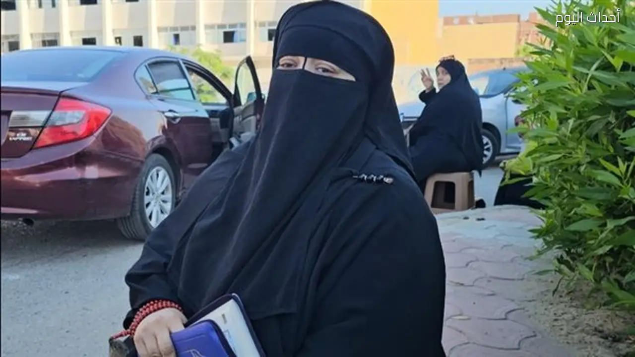 أمهات الثانوية العامة يواجهون الامتحان بالدعاء والانتظار على الأرصفة