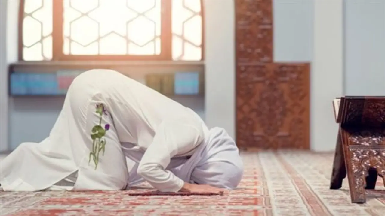 الإفتاء تحسم الجدل حول سجود التلاوة والشكر للحائض