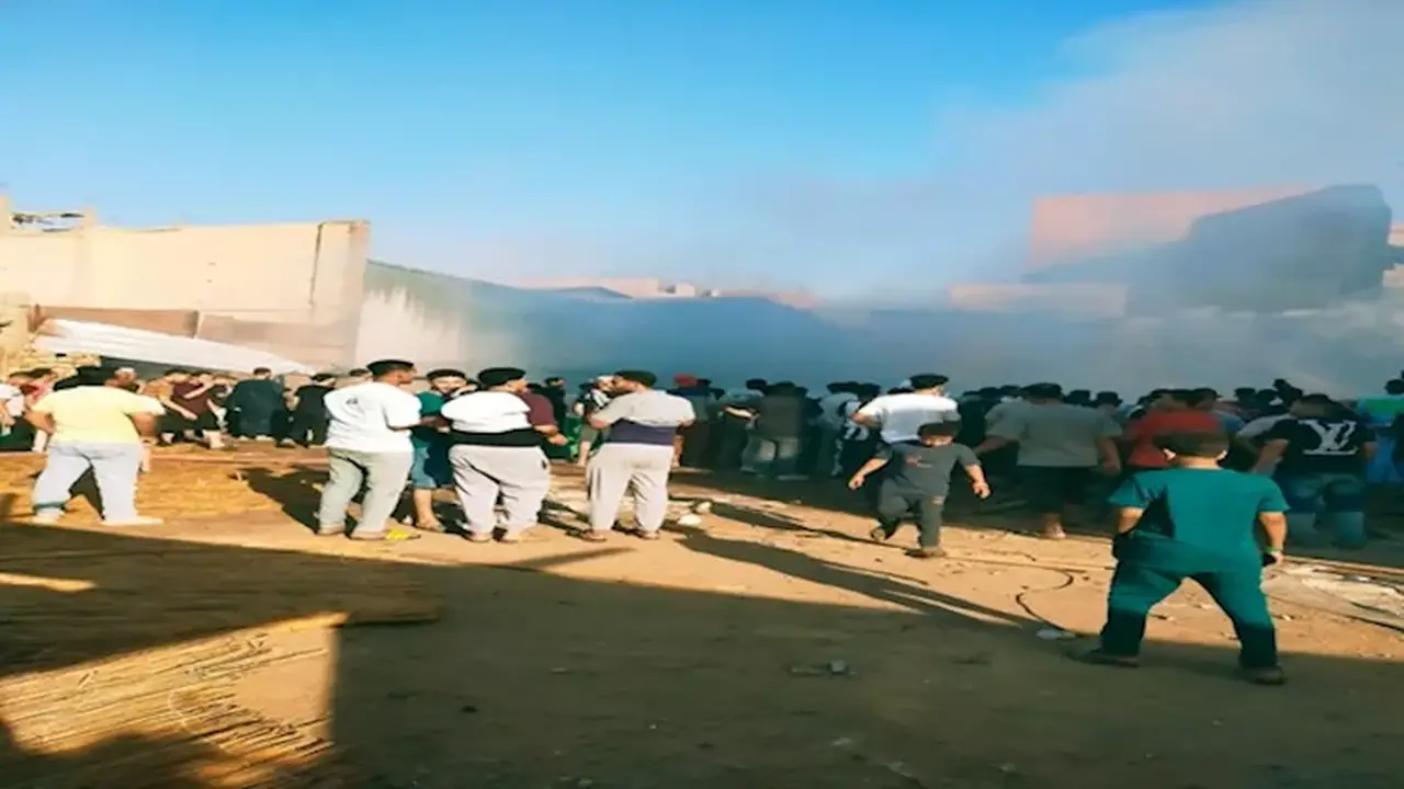 سحابة دخانية تغطي سماء الطالبية بسبب حريق في مخزن خردة
