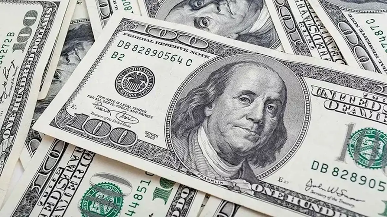سعر الدولار يرتفع مقابل الجنيه في البنوك خلال التعاملات الأولى