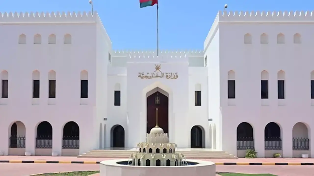 سلطنة عُمان تدعو إلى تفادي التصعيد في البحر الأحمر وتعزيز حرية الملاحة