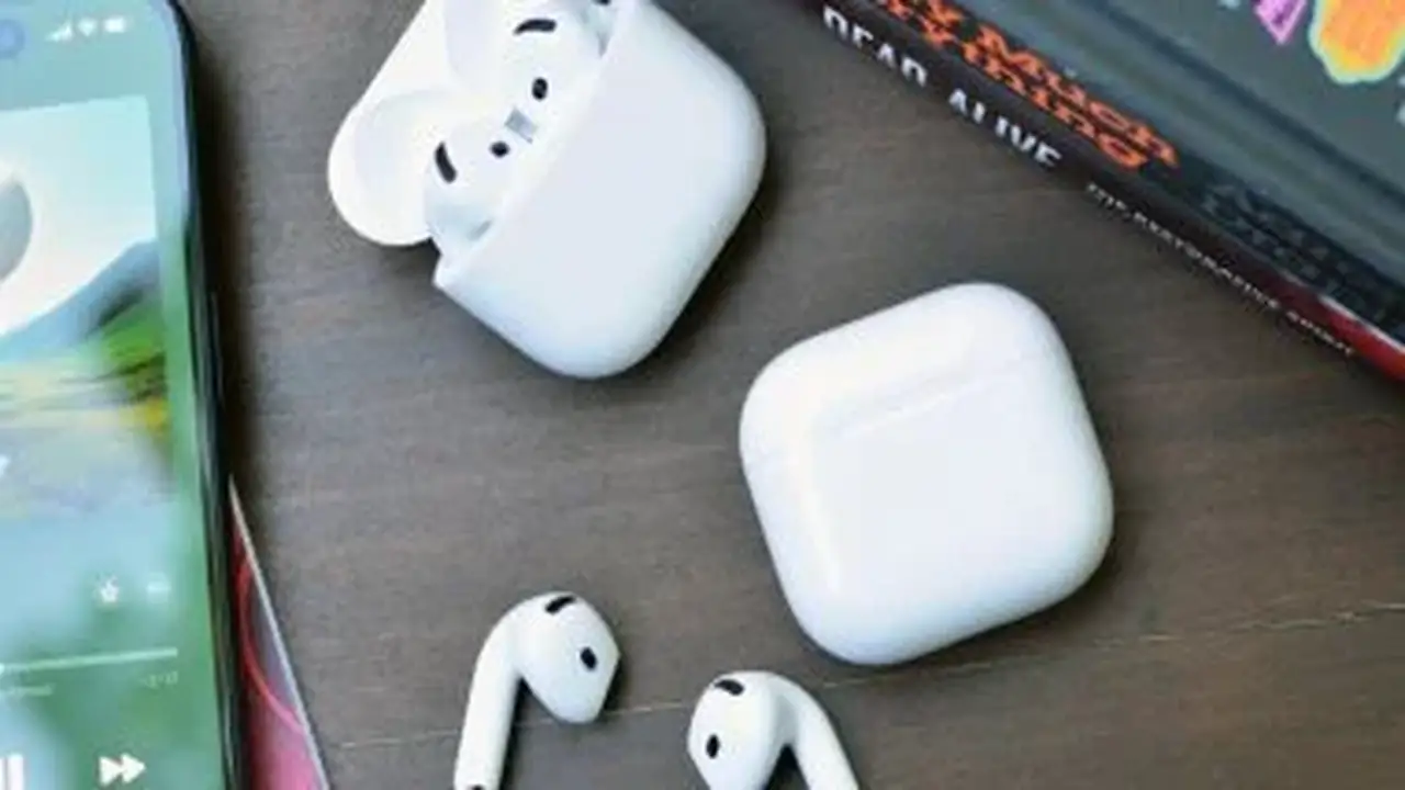 أبل تستعد لإطلاق سماعات AirPods مزودة بكاميرات.. ما موعد الإصدار المتوقع؟