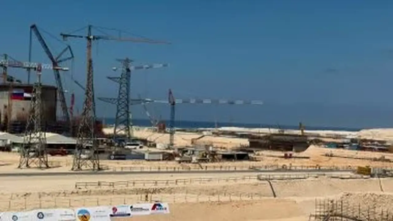 اللحظات الأولى لتركيب وعاء ضغط المفاعل النووي الثاني في الضبعة
