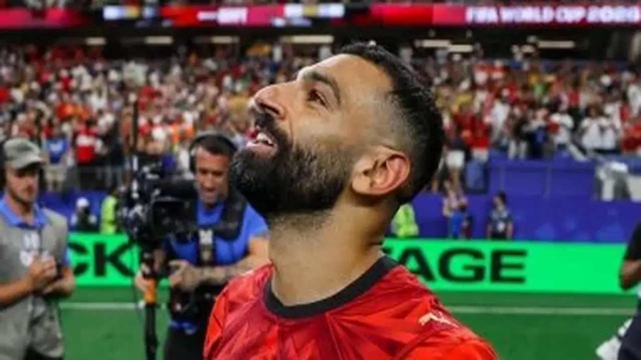رئيس بشكتاش يتفاعل مع هتافات الجماهير: “يا الله بسم الله.. محمد صلاح”