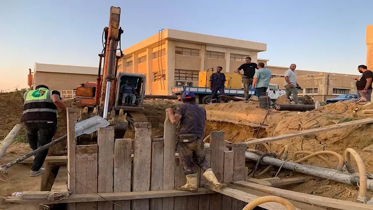 شركة مياه القناة تواصل جهود إصلاح خط الطرد الرئيسي بمحطة مياه فايد