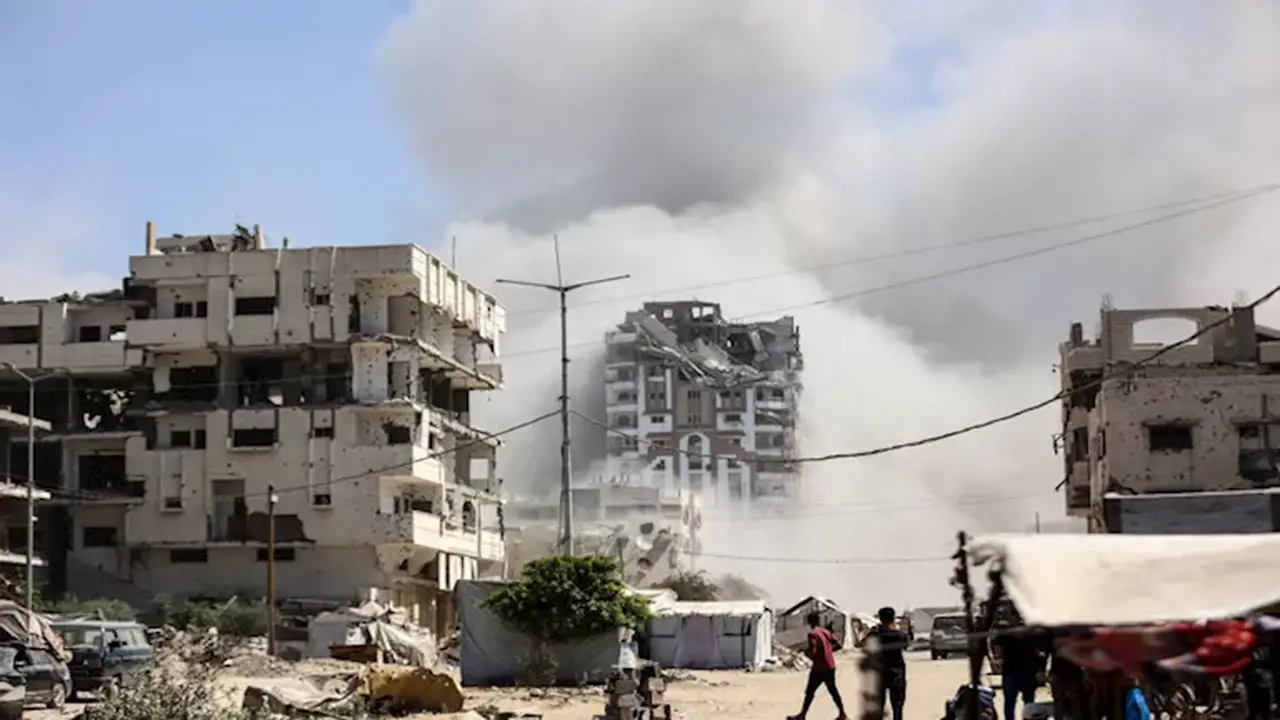 استشهاد فلسطيني وإصابة آخرين في قصف إسرائيلي على شقة سكنية بحي تل الهوى في غزة