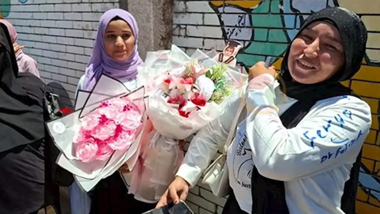 كرنفال الفرح في شوارع سوهاج بعد انتهاء امتحانات الثانوية العامة – صور