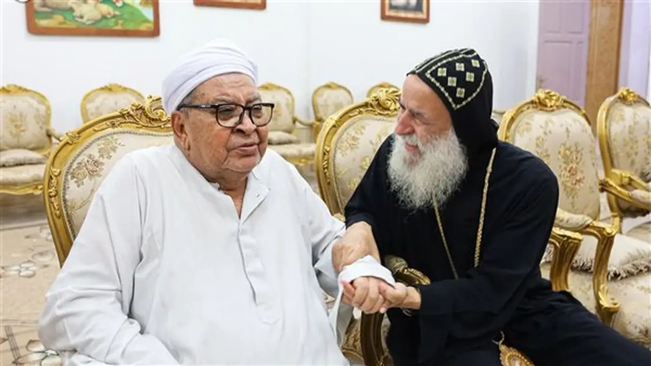 شيخ الأزهر يرسل شقيقه للاطمئنان على صحة الأنبا بيمن مطران نقادة وقوص