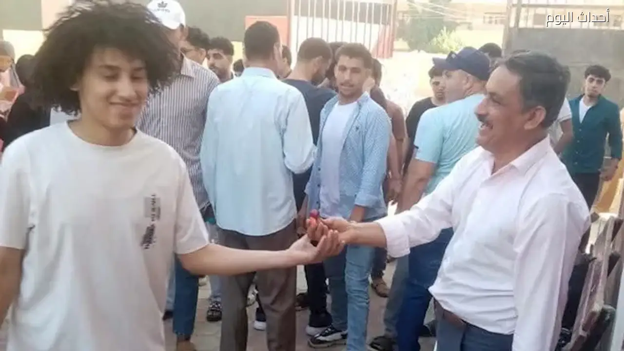 لمسة إنسانية من مدير تعليم الواسطى: شيكولاتة لرفع معنويات طلاب الثانوية العامة – صور