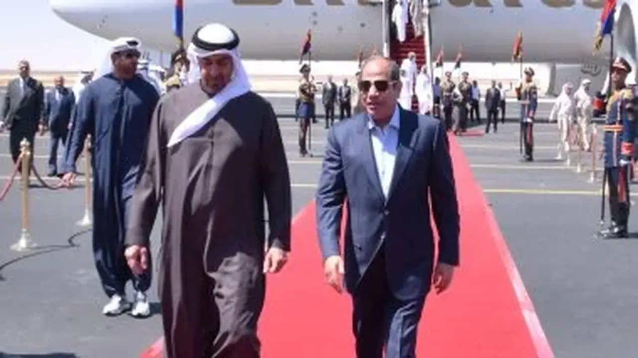 استقبال الرئيس السيسي للشيخ محمد بن زايد في مطار العلمين