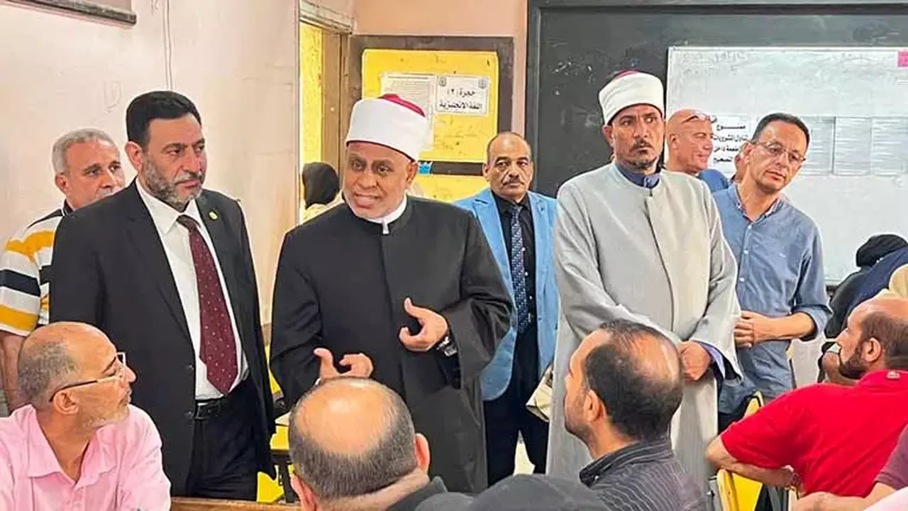 رئيس قطاع المعاهد الأزهرية يتفقد أعمال تصحيح امتحانات الشهادة الثانوية بالجيزة