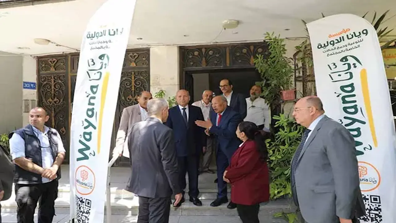 محافظ القاهرة يوزع 12 كرسيًا كهربائيًا متحركًا لدعم ذوي الهمم