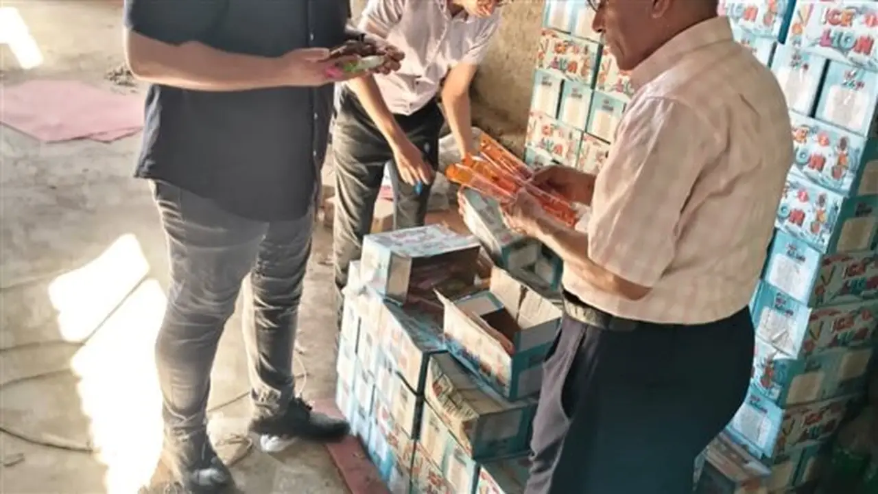 ضبط 2 طن من الأغذية و23 ألف لتر من المشروبات غير الصالحة للاستهلاك في سوهاج