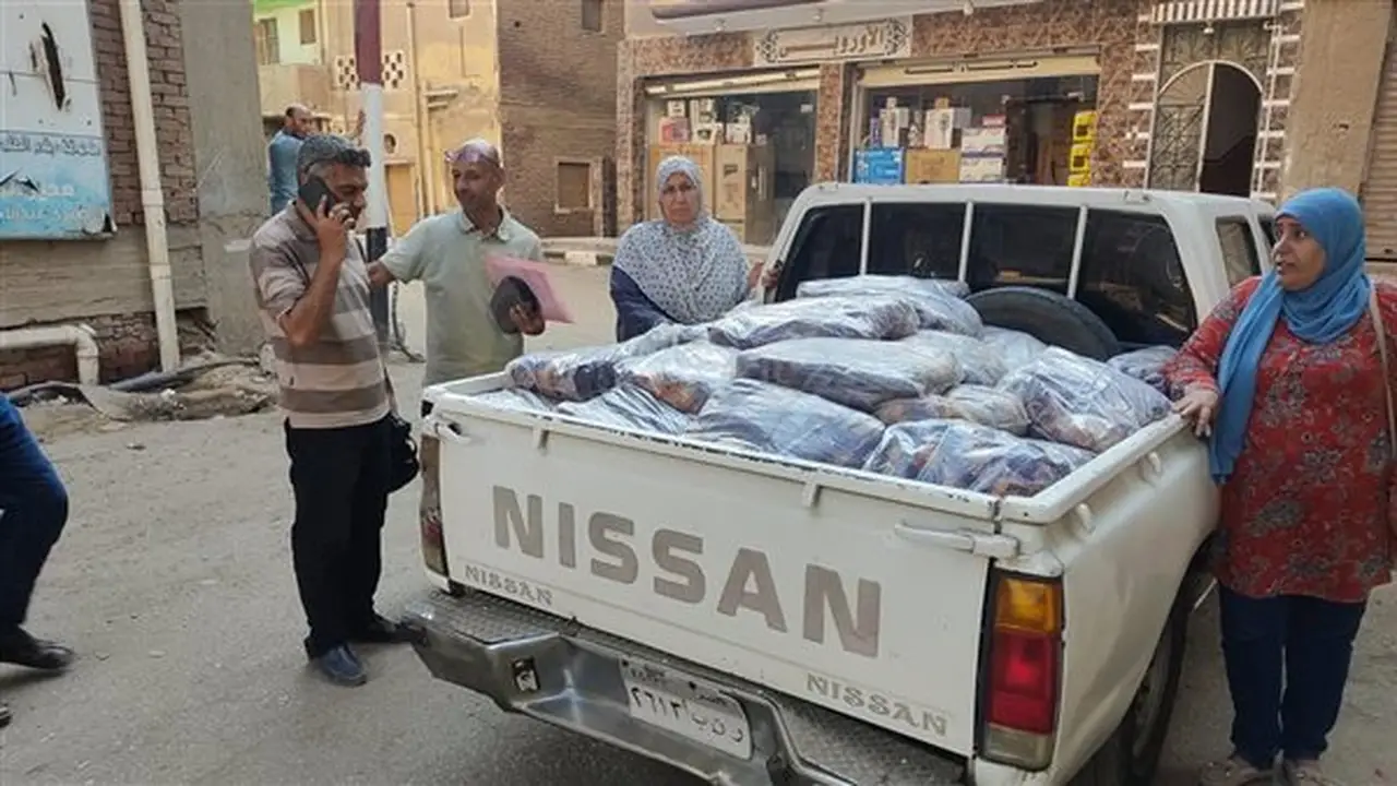 ضبط 2.5 طن من الأسمدة والسلع المدعمة في حملات تموينية بالزقازيق والقنايات