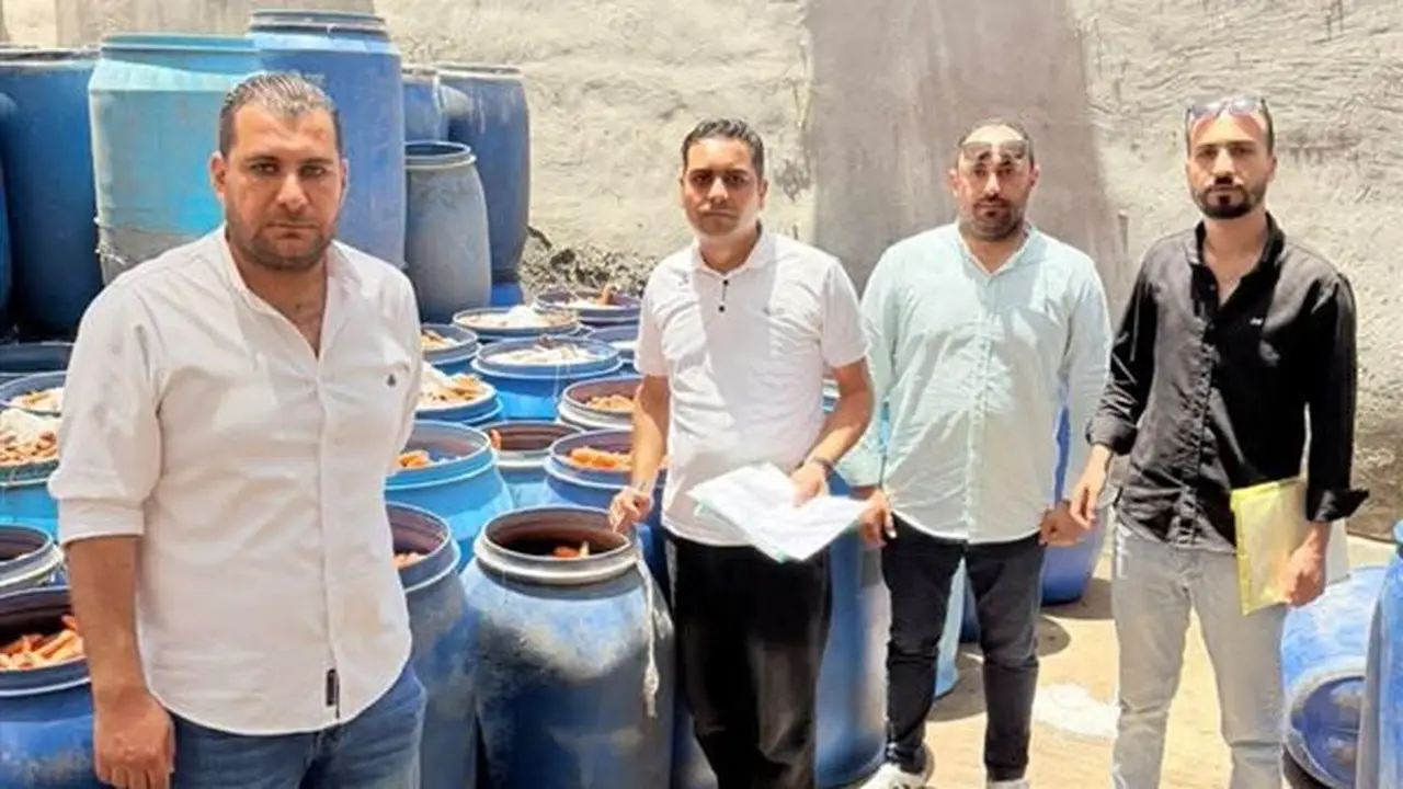 ضبط 2.5 طن من المخللات مجهولة المصدر في البحيرة