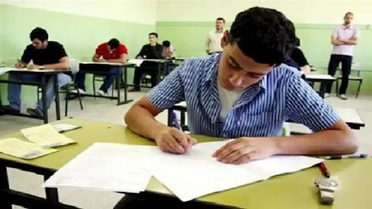 ضبط طالب أثناء محاولته الغش الإلكتروني في امتحان التاريخ للثانوية العامة
