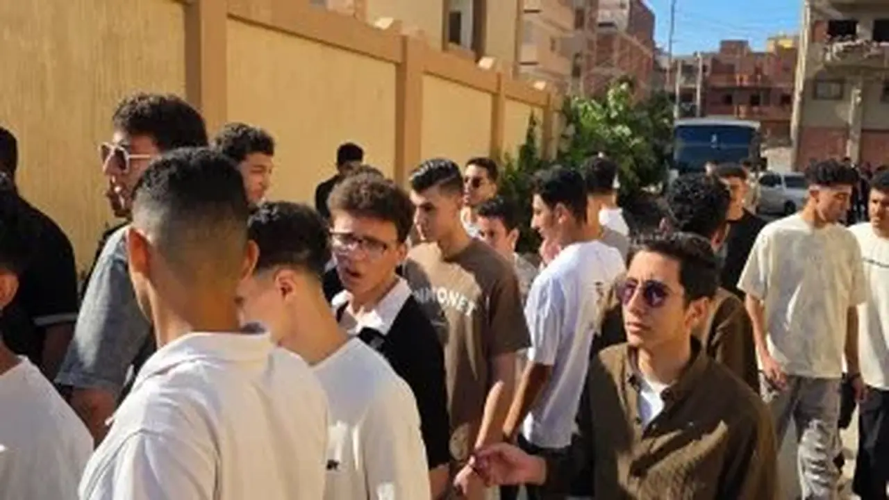 ضبط طالب أثناء محاولته الغش الإلكتروني في امتحان الفيزياء