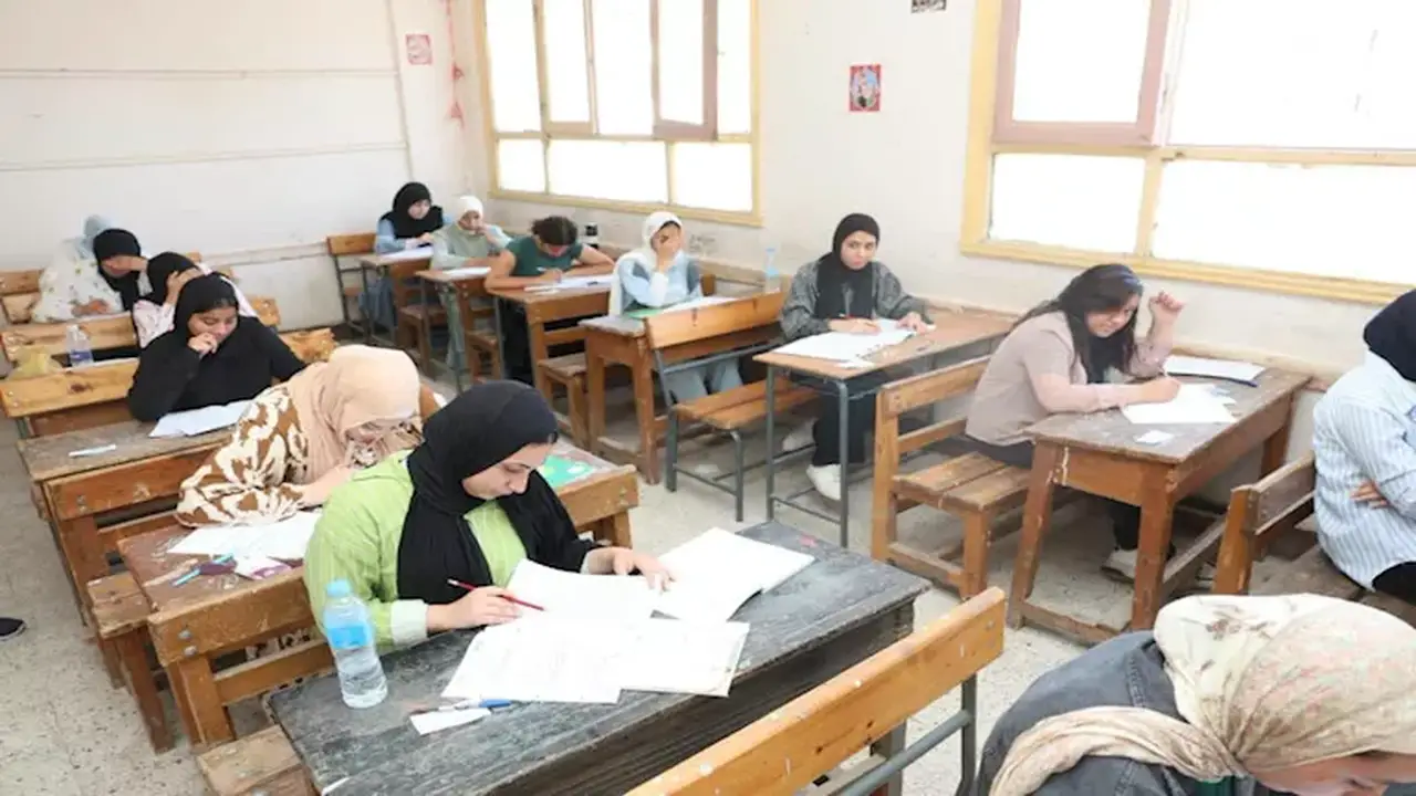 ضبط طالبة أثناء محاولتها الغش الإلكتروني في امتحان الرياضيات البحتة للثانوية العامة 2026