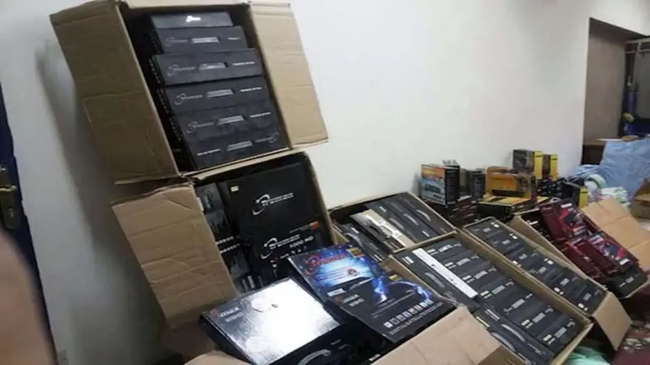 ضبط محل لبيع أجهزة ريسيفر لفك شفرات القنوات المشفرة دون ترخيص في الجيزة