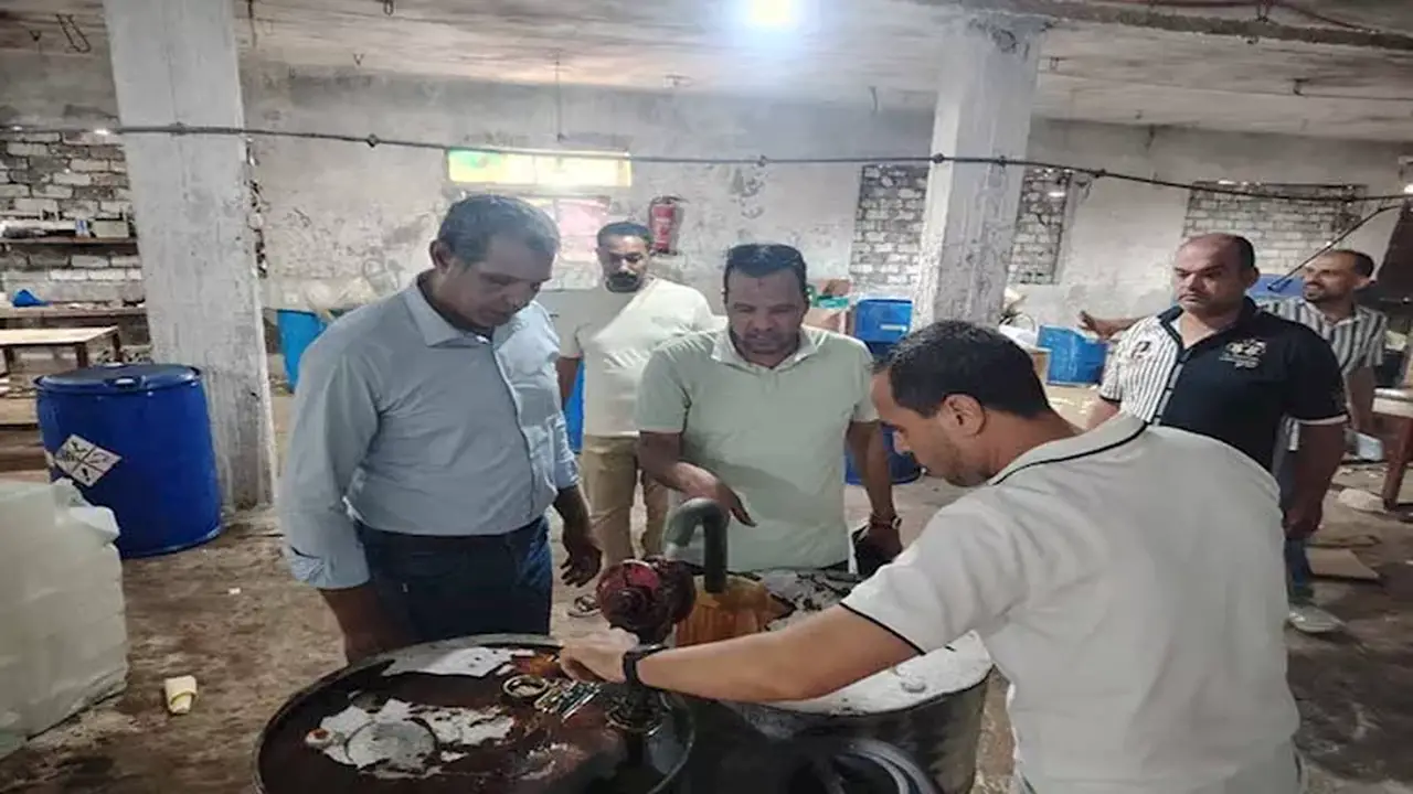 ضبط مصنع غير مرخص لتقليد المبيدات الزراعية والتحفظ على 15 طن من المواد الخام بالبحيرة