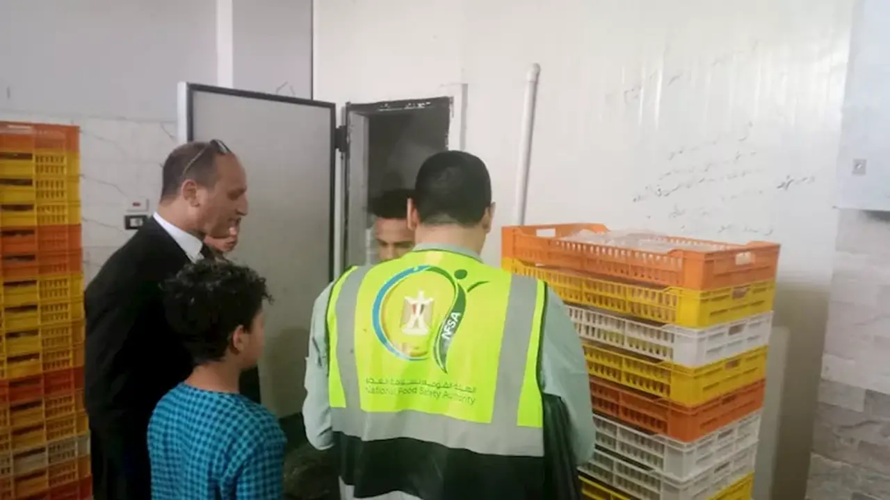 ضبط مصنع لإعادة تعبئة المنتجات تحت علامة تجارية مزيفة في بني سويف (صور)