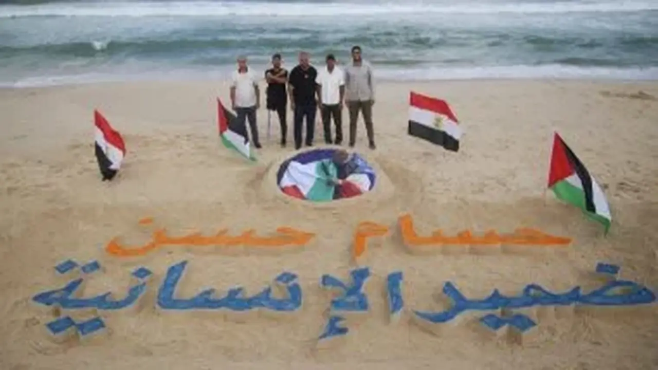 حسام حسن يُكرَّم برسم صورته على رمال بحر غزة تقديرًا لدعمه لفلسطين