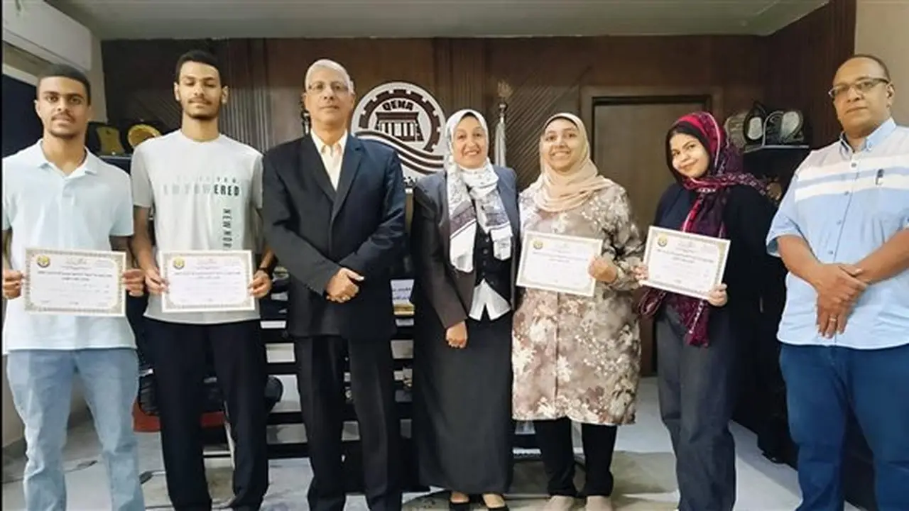 تكريم أعضاء غرفة عمليات اتحاد الطلاب من قبل طارق سعد الدين