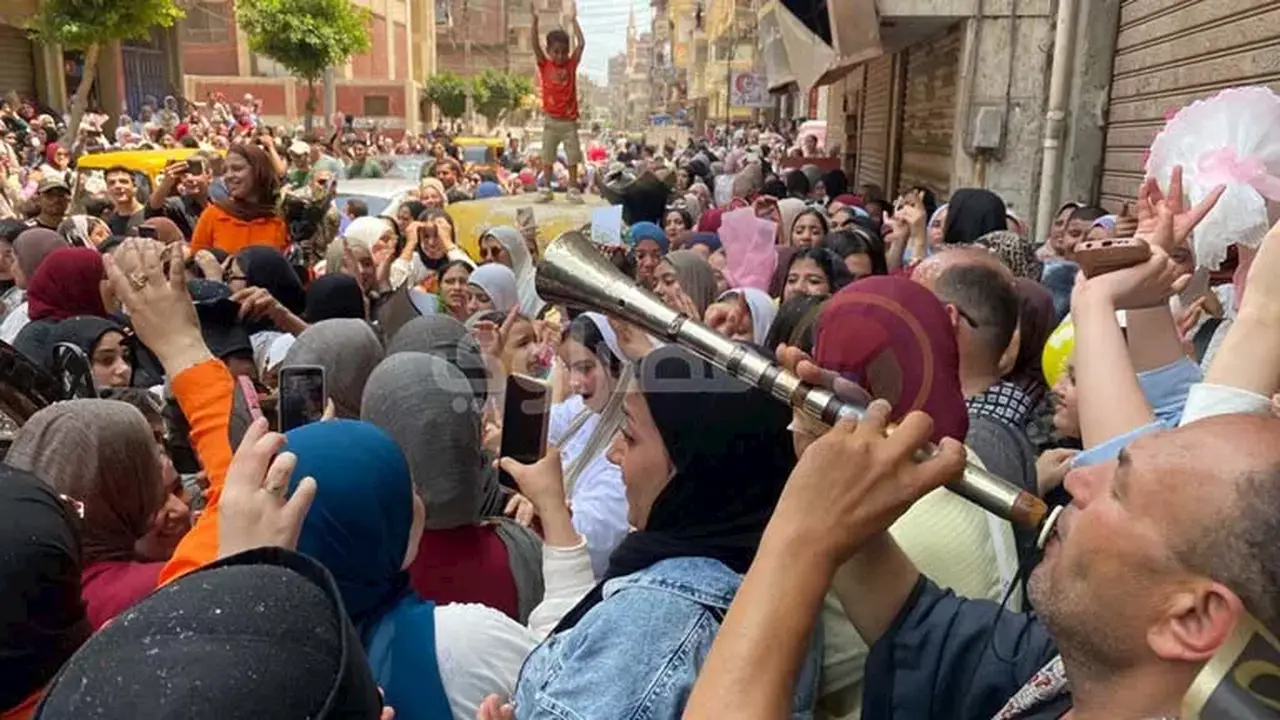 طالبات الثانوية العامة في كفر الشيخ يحتفلن بانتهاء الامتحانات بالمزمار البلدي – فيديو وصور