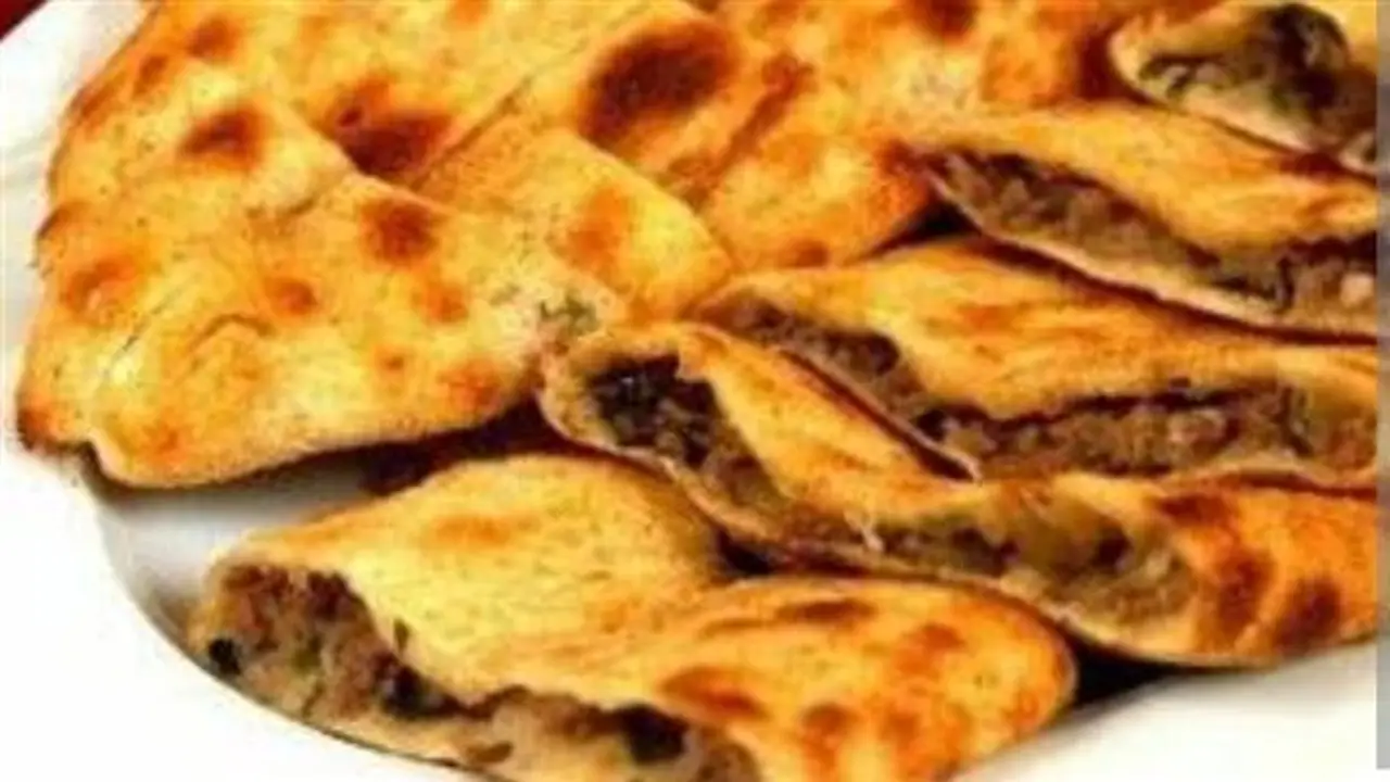 طرق تحضير الحواوشي بالجبنة والزيتون: وصفة تجمع بين النكهات الشرقية والطعم الغني