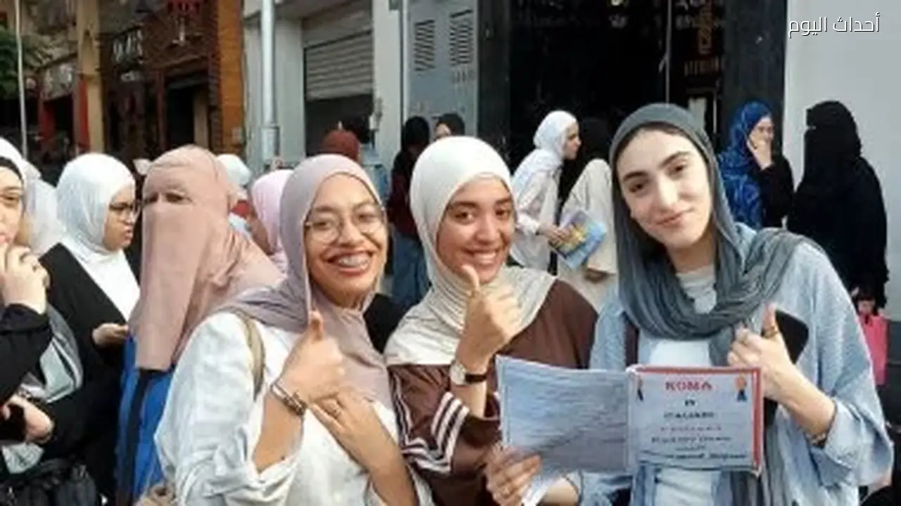 طلاب الثانوية العامة يؤدون امتحان الكيمياء والجغرافيا اليوم