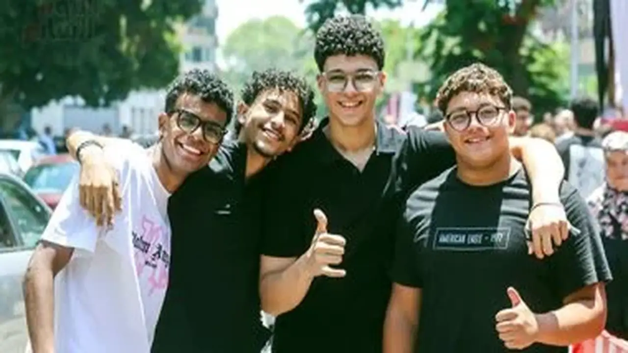 طلاب الثانوية العامة يبدأون امتحانات الفيزياء والتاريخ